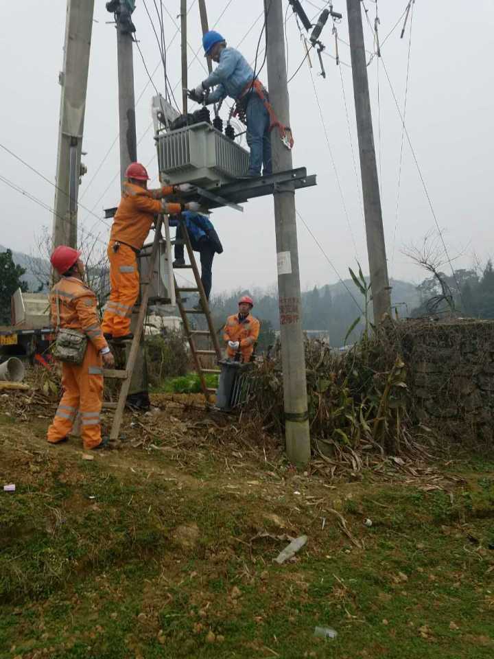 守護(hù)燈火，電力人在行動(dòng)——松桃供電局一線員工春節(jié)保電側(cè)記