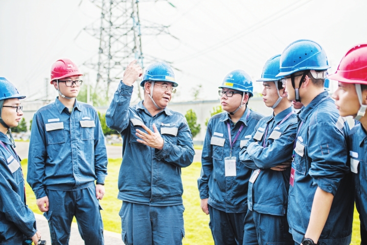 廣東電網(wǎng)東莞供電局變電管理二所檢修一班副班長(zhǎng)何滿(mǎn)棠：“以匠人之心，守一畝三分地”