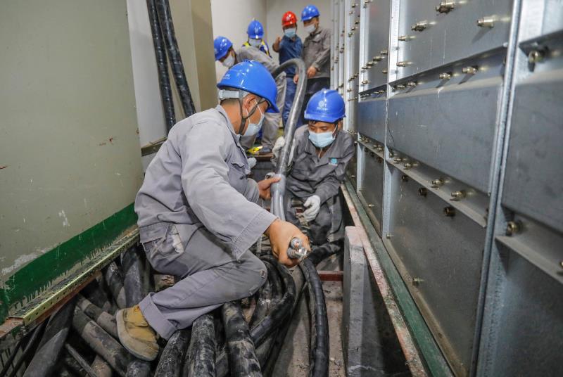 與時(shí)間賽跑，為生命加速 電力員工星夜鏖戰(zhàn)為醫(yī)院用電“增容”
