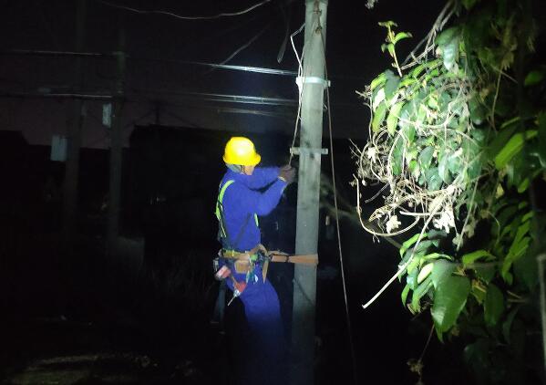國網余姚市供電公司：夜間排查薄弱環(huán)節(jié)，保障電網安全運行