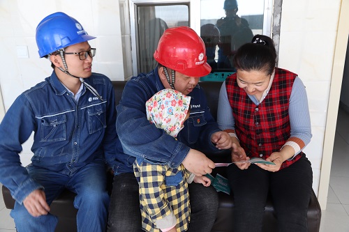 阿拉善電業(yè)局電力宣傳進(jìn)家門，客戶服務(wù)零距離
