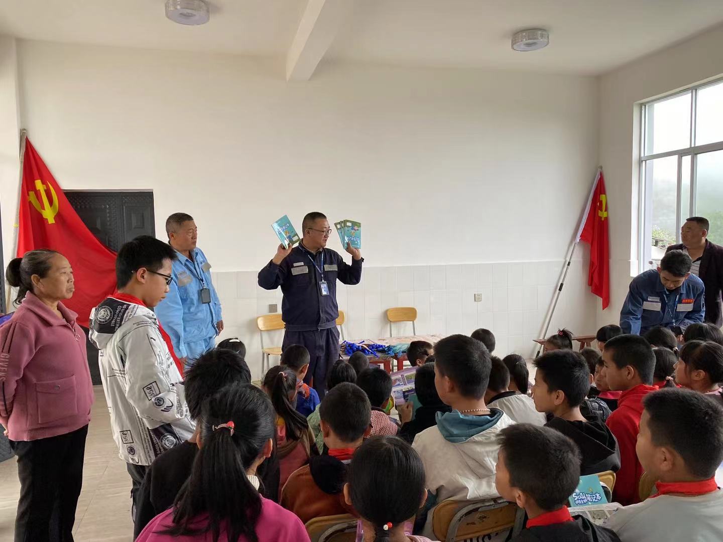 黨團聯(lián)合帶安全宣講進校園，“電”亮未來助成長