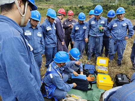 鳳慶供電局開展接地電阻儀、直流試送儀的培訓