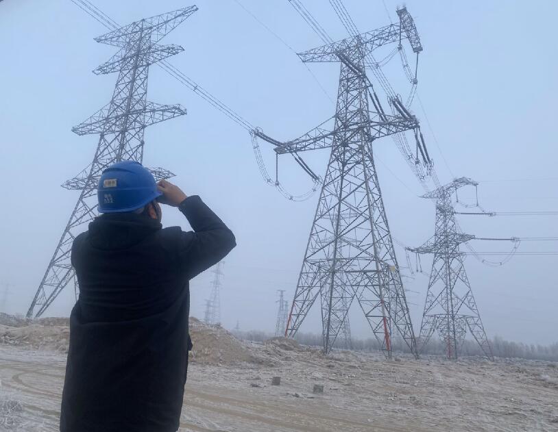 內(nèi)蒙古烏海超高壓供電公司防污除閃，寒冬堅守一線