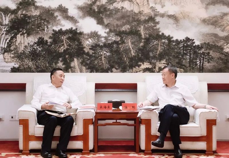 宋海良孫洪水與中國(guó)融通集團(tuán)董事長(zhǎng)溫剛、總經(jīng)理馬正武座談
