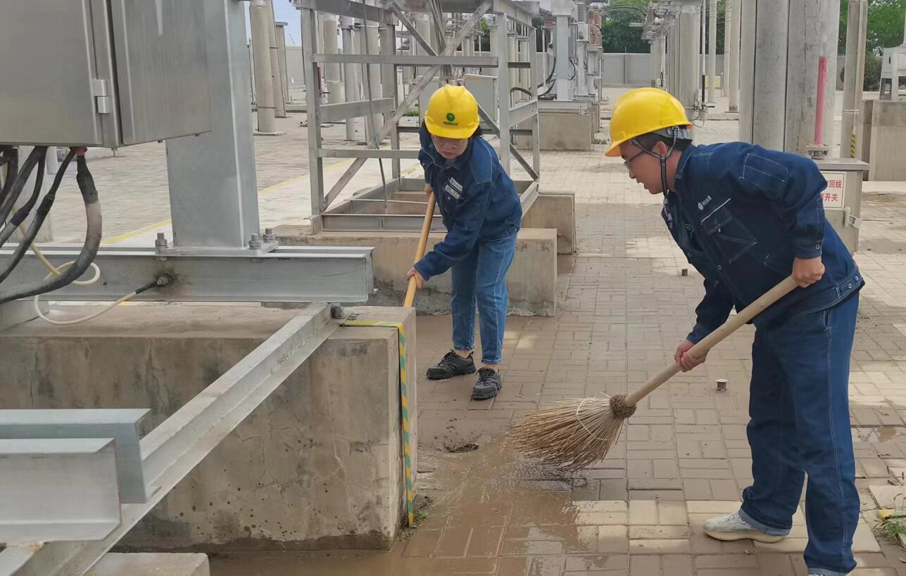 戈壁有雨，阿電人全力出擊保供電