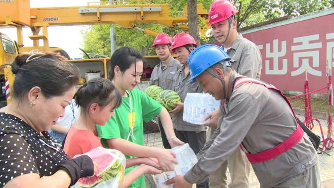 四川什邡：電力工人高溫保電忙，社區(qū)群眾熱情慰問(wèn)表感謝