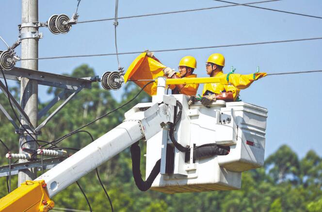四川廣安：40攝氏度，他們帶電作業(yè)