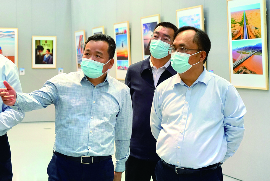 許振山、賈振國(guó)一行參觀(guān)“喜迎二十大 奮進(jìn)新征程”書(shū)法美術(shù)攝影展