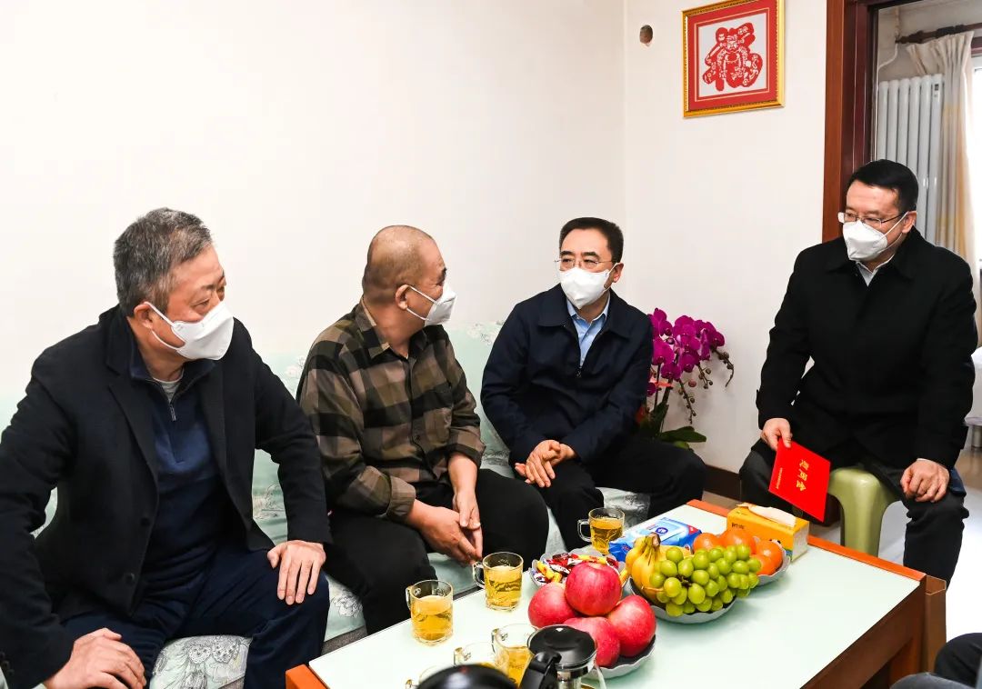 鄒磊、劉明勝走訪慰問退休老領(lǐng)導(dǎo)、勞模遺屬、困難黨員群眾