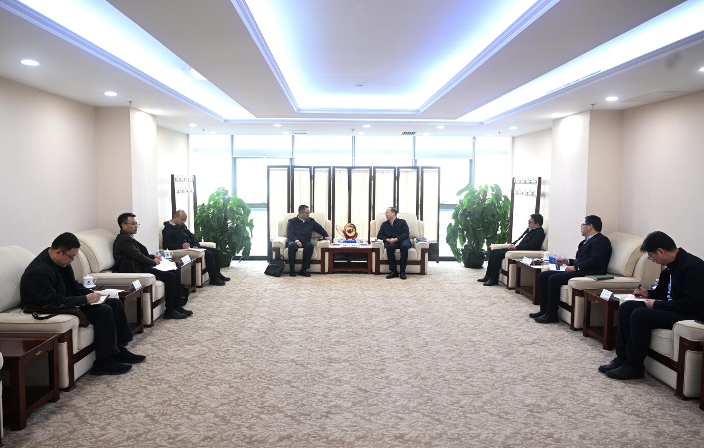 中國電建黨委常委、副總經(jīng)理徐鵬程與西藏開發(fā)投資集團黨委書記、董事長祁騰武會談