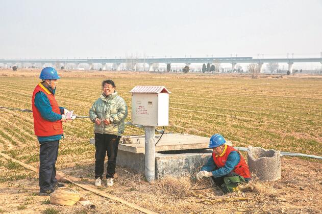 山東省梁山縣：黃河灘區(qū)上，井在地頭，電到井口