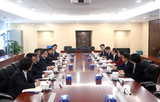 中國電建黨委常委、副總經(jīng)理王小軍與中國華電集團(tuán)黨組成員、副總經(jīng)理李旭紅會(huì)談