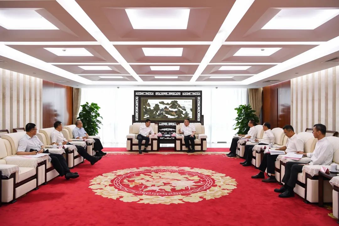 葉向東與甘肅省委常委、副省長(zhǎng)張錦剛舉行會(huì)談