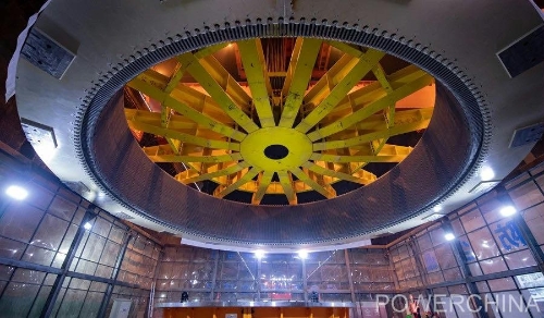 黃河上游在建海拔最高、裝機容量最大的水電站首臺機組定子順利吊裝