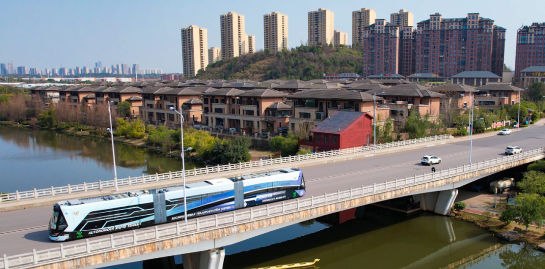 我國自主研制，全球首輛氫能源智軌電車“出?！?