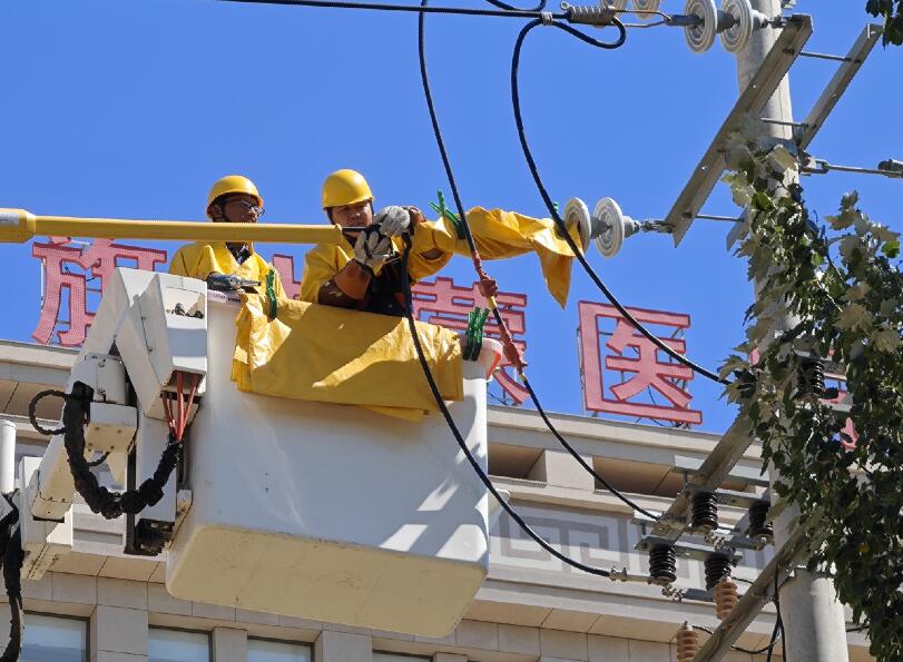 阿拉善供電公司迎夏峰帶電消缺，保醫(yī)電“汗”衛(wèi)民生