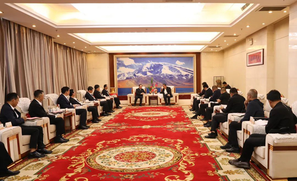 華電集團黨組書記、董事長江毅與喀什地委副書記、行署專員艾尼瓦爾·吐爾遜舉行會談