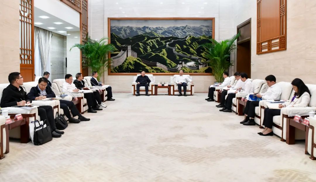 大唐集團有限公司黨組書記、董事長鄒磊與廣西壯族自治區(qū)國資委黨委書記秦如培會談