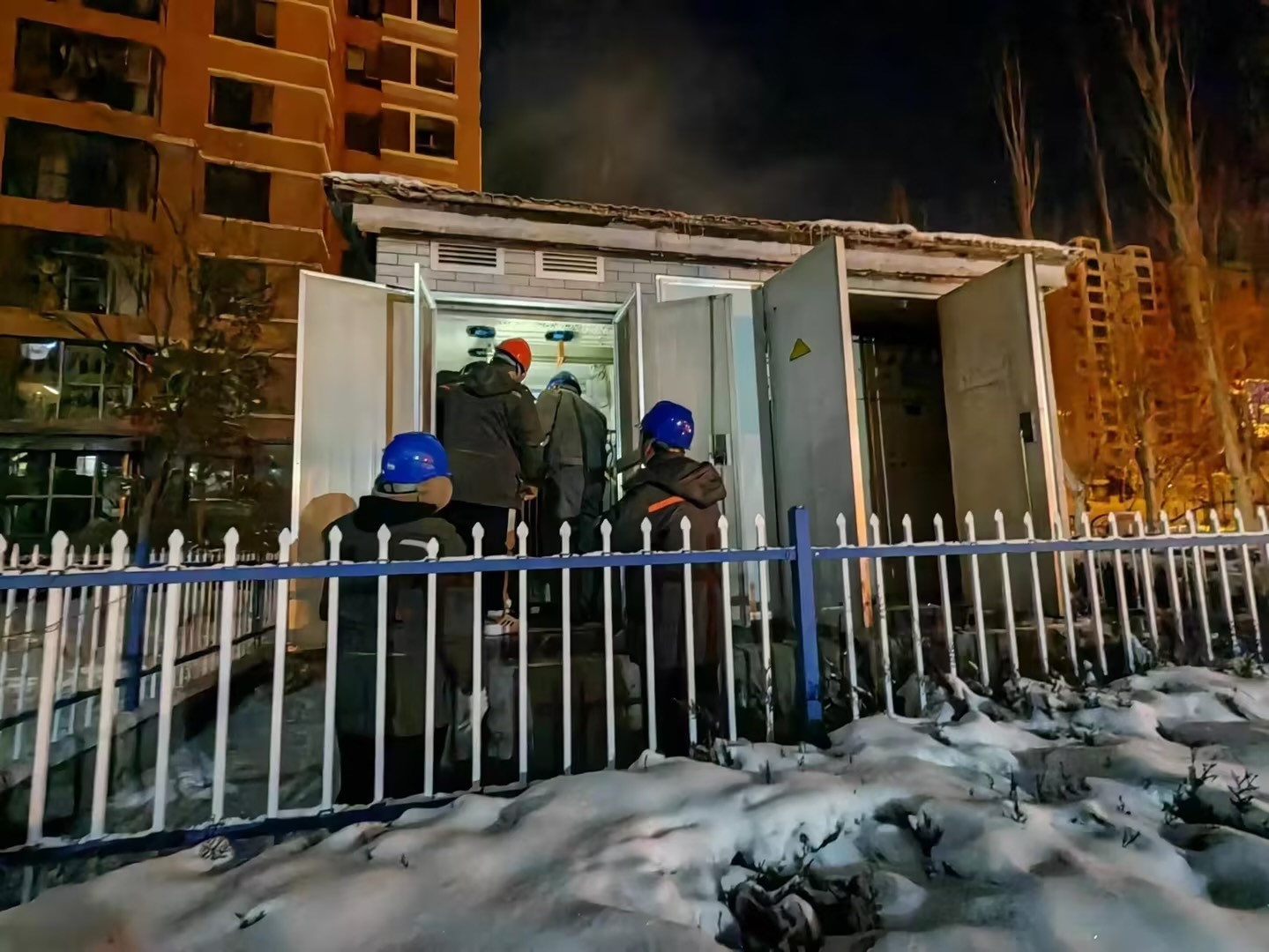 風(fēng)雪來襲入冬寒，電力搶修送溫暖
