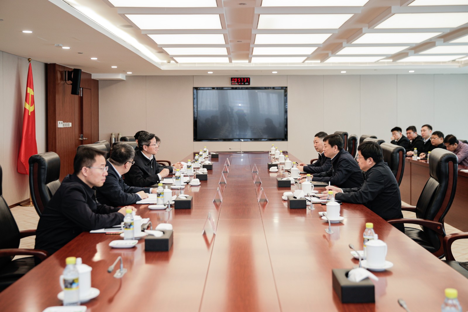 國家能源集團(tuán)總經(jīng)理、黨組副書記余兵會見衡水市委副書記、市長董曉航