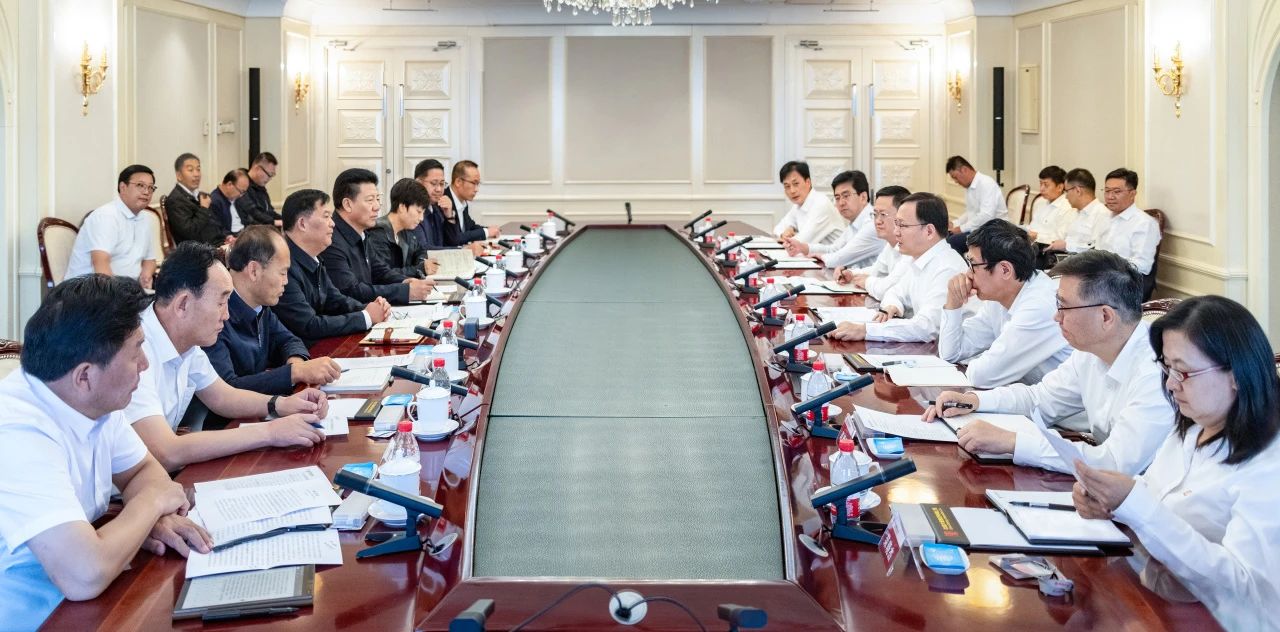 大唐集團(tuán)總經(jīng)理、黨組副書記張傳江與青海省海南州委書記呂剛、州長尕瑪朋措會(huì)談