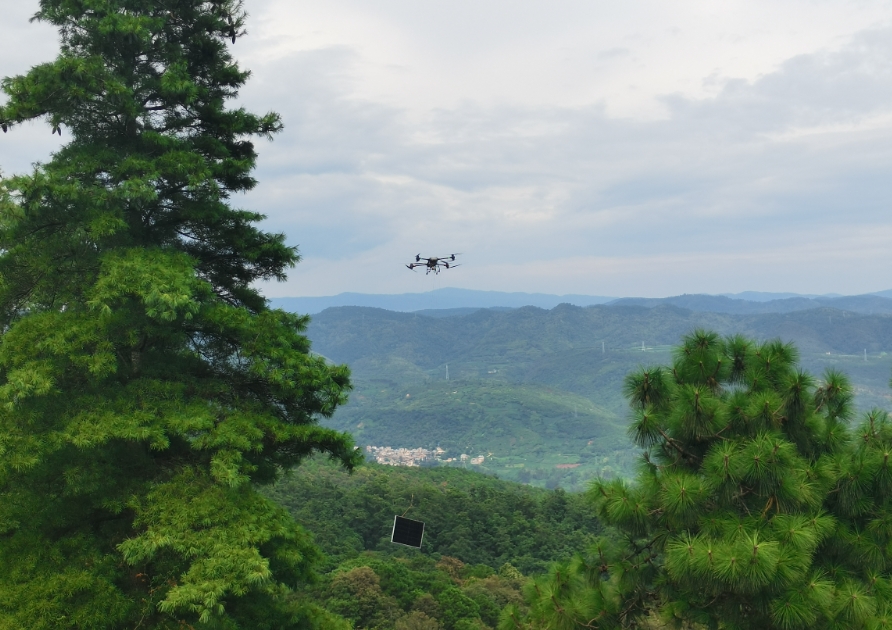 無人機“飛”越陡坡，山地光伏施工提速